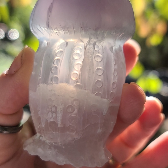 Rare light colored Fluorite jelly fish statue 2.5" - Picture 7 of 7